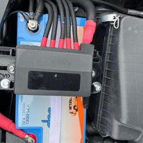 7 Way Midi Fuse Box with Battery Mounting Plate and accessories in engine bay