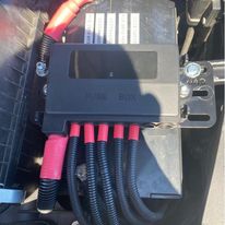 7 Way Midi Fuse Box with Battery Mounting Plate and accessories in engine bay
